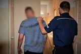 Tczew: policja zatrzymała 26-latka, który uszkodził drzwi wejściowe
