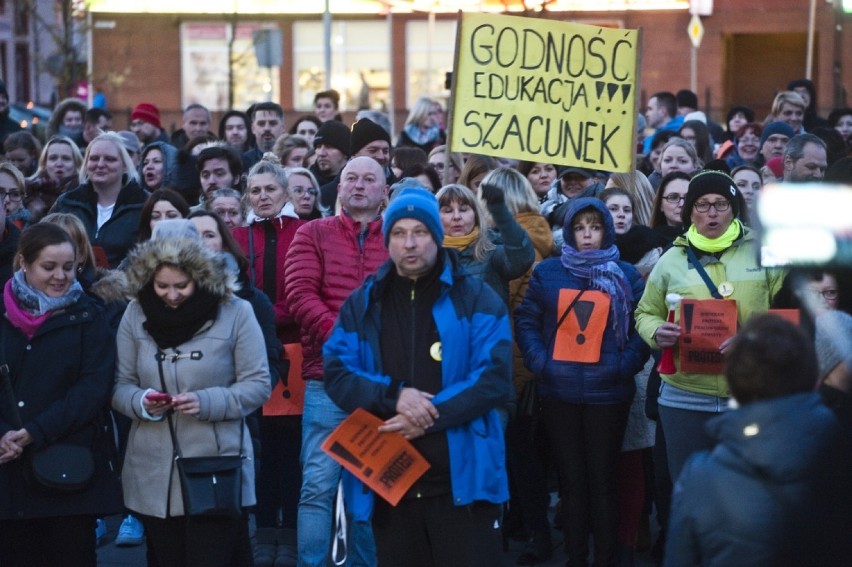 Światełko dla edukacji. Poparcie dla nauczycieli przed koszalińskim ratuszem [ZDJĘCIA, WIDEO]