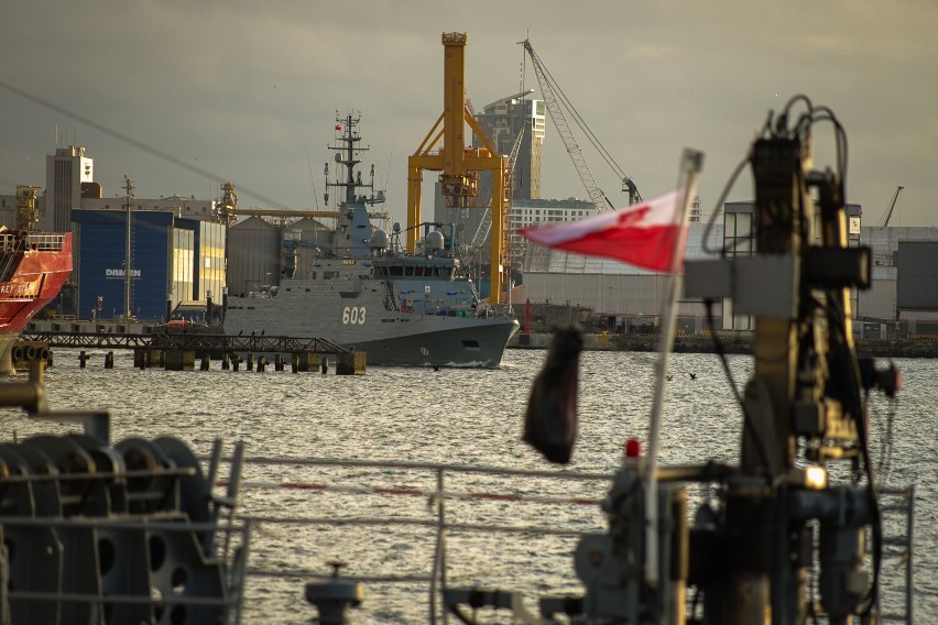 Do portu wojennego w Gdyni wpłynął trzeci z nowych polskich...