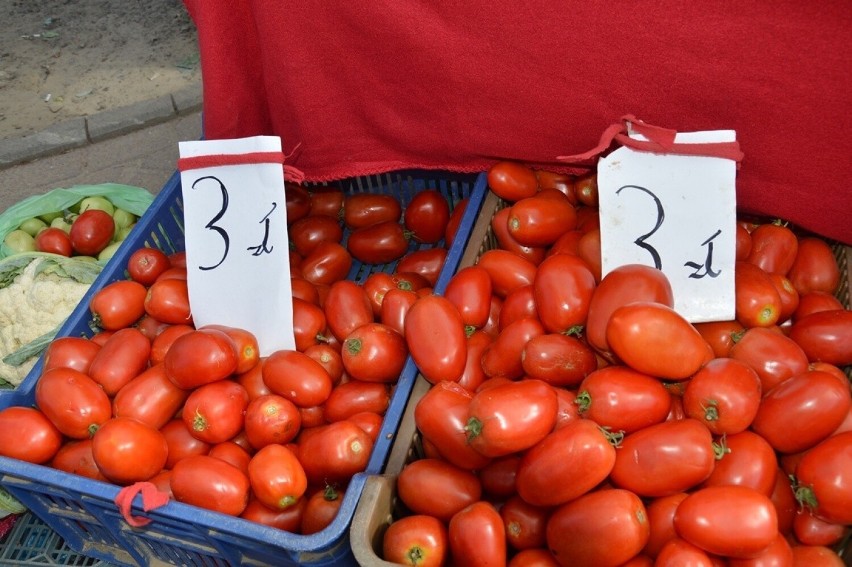 Piątkowy targ w Stalowej Woli z obfitością śliwek i pomidorów. Zobacz zdjęcia