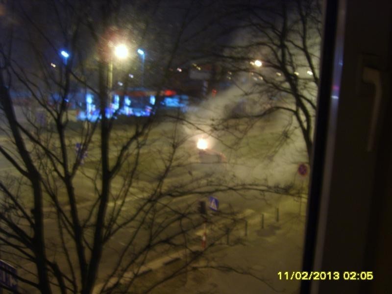 Wrocław: Na Długiej samochód ściął latarnię i stanął w płomieniach (ZDJĘCIA)
