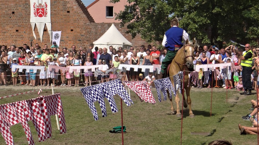 Konny pokaz kaskaderski na dziedzińcu zamku w Łęczycy