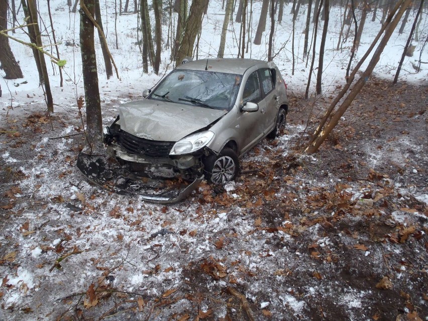 Auto wypadło z drogi i uderzyło w drzewo. Jedna osoba...