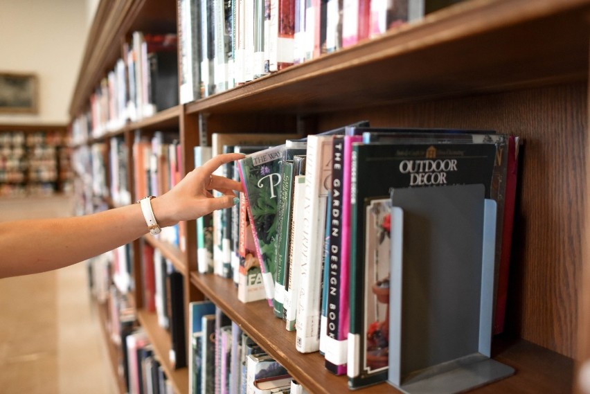 Zawód bibliotekarza zagrożony jest z powodu postępującej...