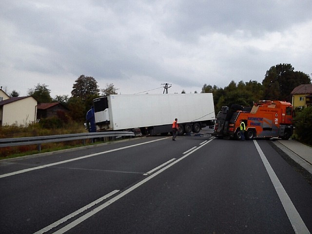 Do wypadku doszło 26 września, przed godz.11 na drodze krajowej nr 9 w Wyżnem. Jak wynika ze wstępnych ustaleń, 45-letni kierujący ciężarowym dafem, najprawdopodobniej nie dostosował prędkości do panujących warunków drogowych w wyniku czego, na łuku drogi ciągnik siodłowy przebił barierę ochronną i wjechał do rowu, natomiast naczepa zablokowała pas ruch w kierunku Rzeszowa. Kierujący tirem mieszkaniec Suwałk, był trzeźwy. Za popełnione wykroczenie został ukarany mandatem karnym.



Zobacz:  Wypadek w Jarosławiu. Przewrócił się wóz strażacki [ZDJĘCIA]