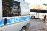 Policjanci kontrolują autobusy. Jak sprawdzić bezpieczeństwo takiego pojazdu?