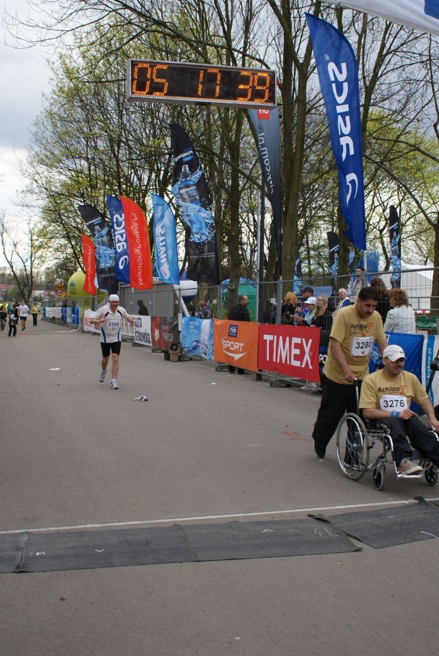 Ostatni uczestnik na w&oacute;zku przed końcem Maratonu. Fot. Henryk Czechowski