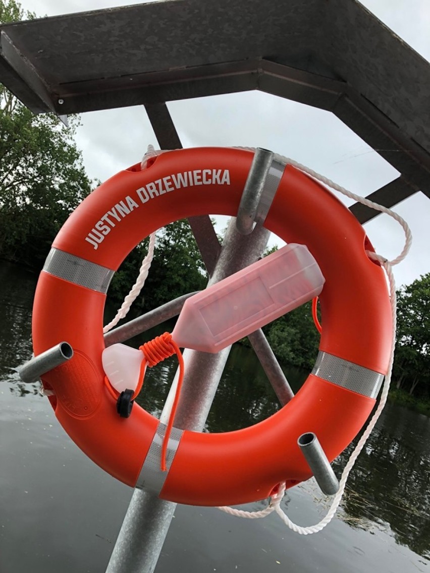 Nad kanałem w Darłowie zawisło 46 kół ratunkowych. Świetna inicjatywa Daniela Frącza  [ZDJĘCIA]