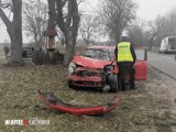 Niebezpieczne zdarzenie w Kębłowie. Kierowcę i pasażerów zabrano do szpitala