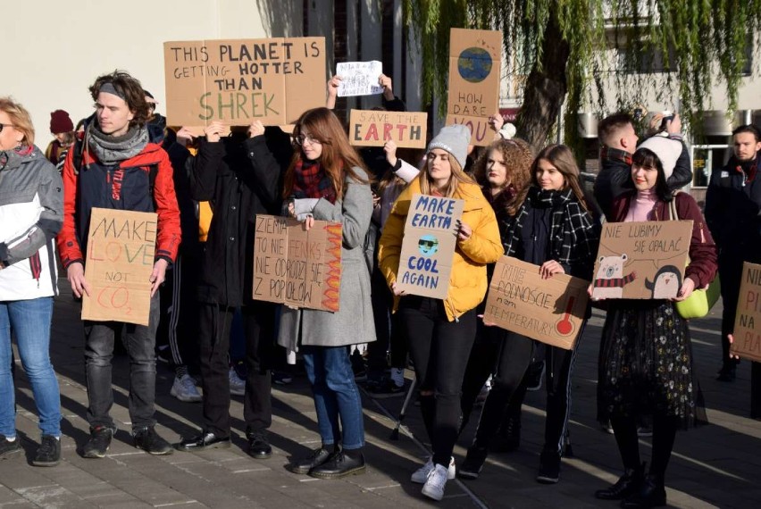 Młodzieżowy Strajk Klimatyczny na placu przed teatrem