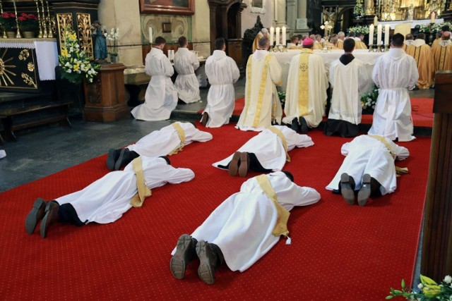 Sanktuarium w Kalwarii Zebrzydowskiej. 2022 rok. Bernardyni przyjęli święcenia prezbiteratu z rąk ks. biskupa Roberta Chrząszcza