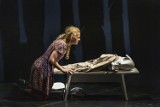 Spektakl „Czy ryby śpią?” w Teatrze Kameralnym w Bydgoszczy. To niezwykła opowieść o stracie i... podróż do dzieciństwa [zdjęcia]