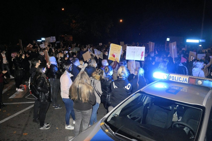 „Policja z nami" skandowali protestujący i dziękowali głogowskim policjantom