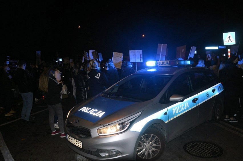 „Policja z nami" skandowali protestujący i dziękowali głogowskim policjantom