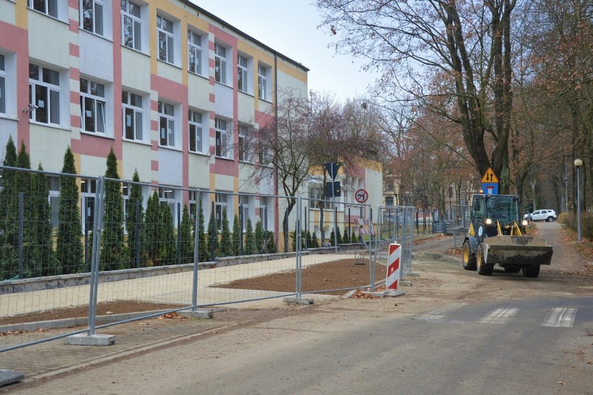 Po drzewach, które rosły przed I LO nie ma już ani śladu. W...