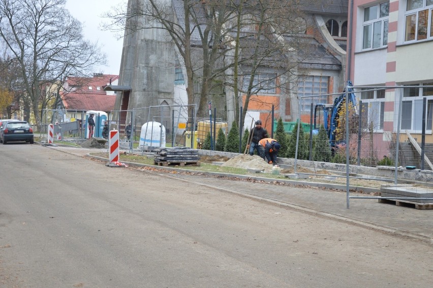 Po drzewach, które rosły przed I LO nie ma już ani śladu. W...