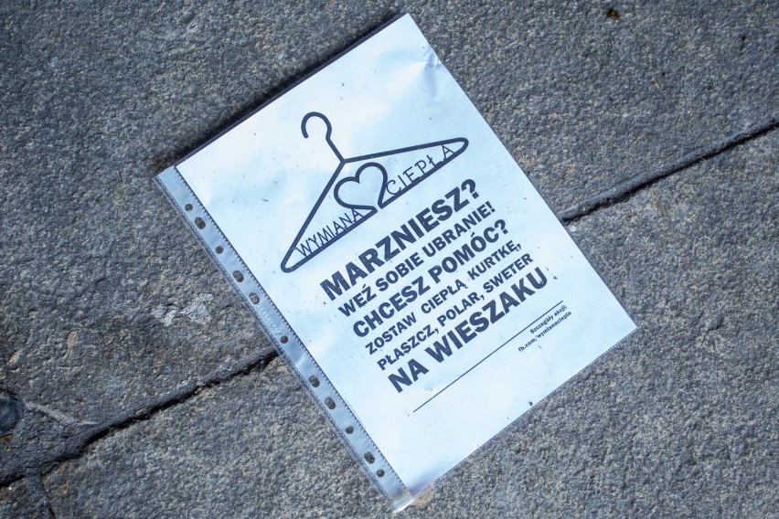 W Warszawie ponownie stanęły wieszaki do ''Wymiany Ciepła''. Sprawdź, gdzie możesz oddać ubrania potrzebującym
