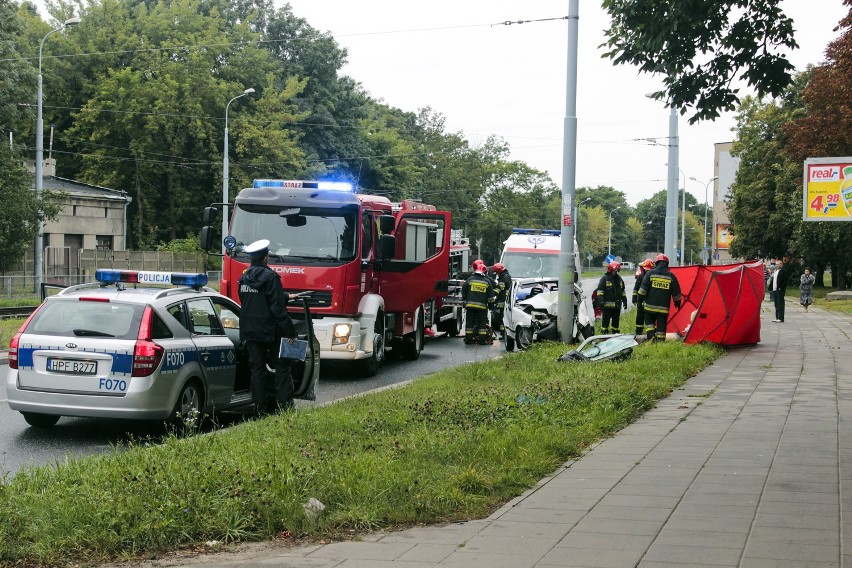 Wypadek na Pomorskiej w Łodzi. Fiat rozbił się na słupie [ZDJĘCIA]