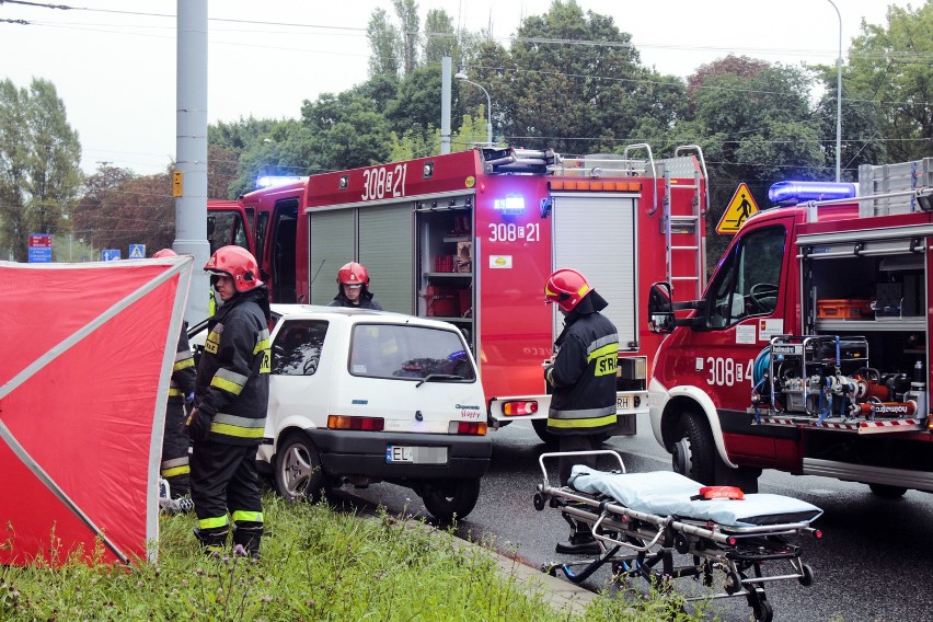 Wypadek na Pomorskiej w Łodzi. Fiat rozbił się na słupie [ZDJĘCIA]