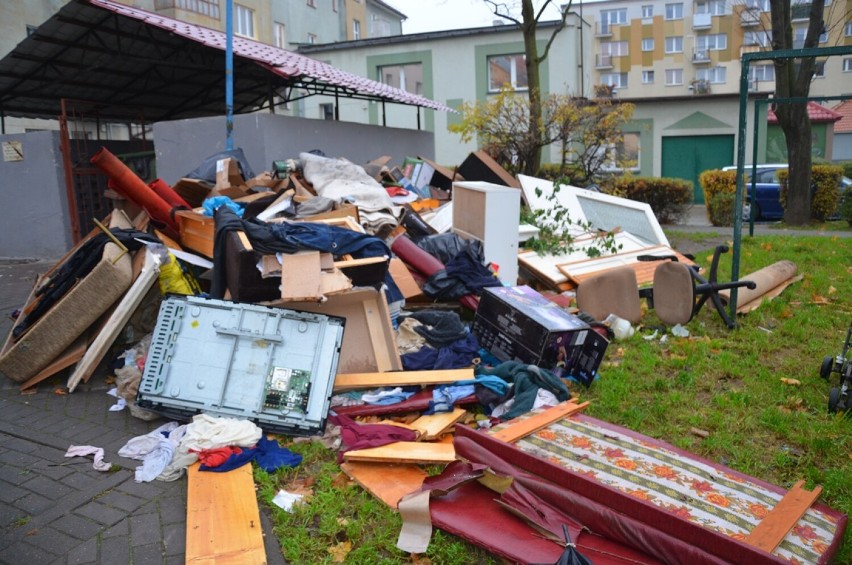 Głogów: Sterta gabarytów pod oknani bloków przy alei Wolności i Spółdzielczej oraz... osiedlowej administracji