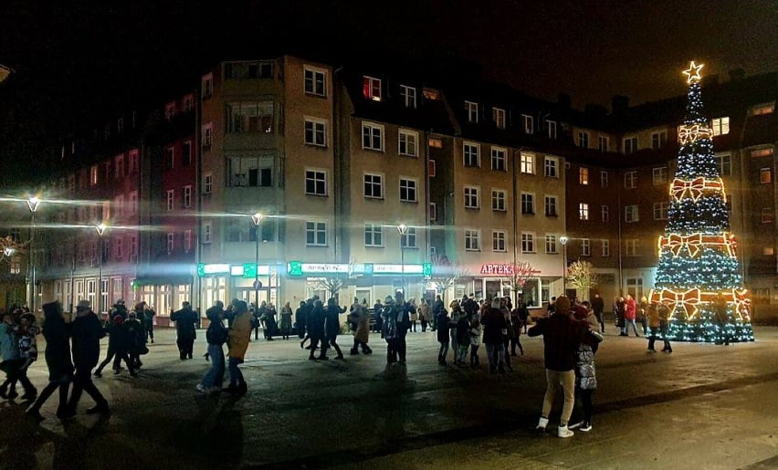 Karnawałowy taniec na placu Wolności w Szczecinku [zdjęcia]
