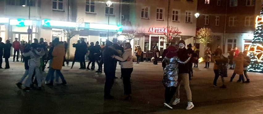Karnawałowy taniec na placu Wolności w Szczecinku [zdjęcia]