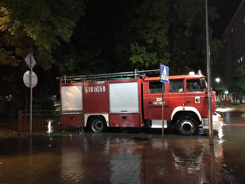 Silne burze zebrały żniwo w powiecie oleśnickim. Strażacy do tej pory walczą z jej skutkami. Ile było interwencji? (13.7)