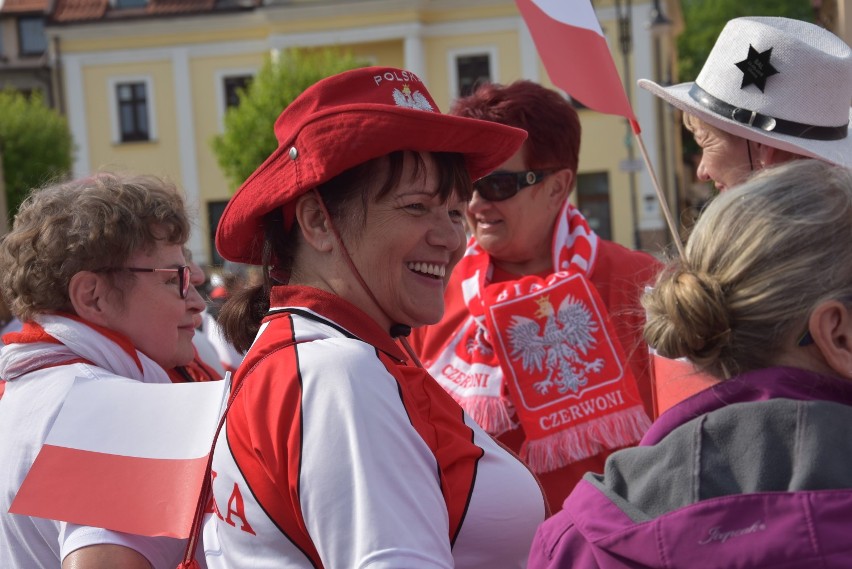 Żorski marsz nordic walking w biało czerwonych barwach! Żorzanie ponieśli flagi z rynku na Cegielnię