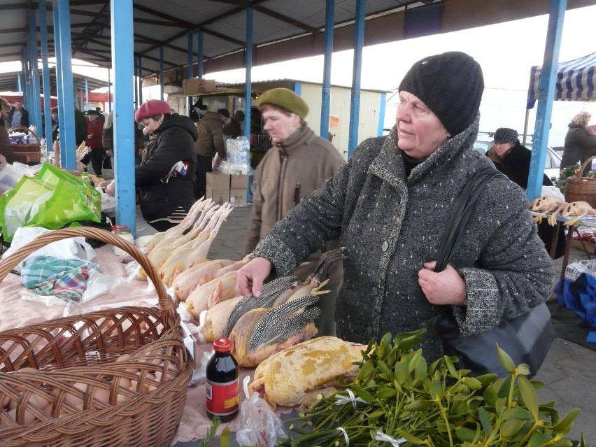 Gorączka przedświątecznych zakupów na skierniewickim targowisku [ZDJĘCIA]