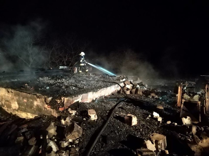 Cichawka: budynek gospodarczy spłonął, na szczęście uratowano dom