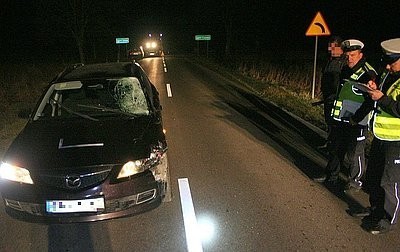 Lgota Mokrzesz wypadek. Auto potrąciło młodych kolarzy Błękitnych Koziegłowy, jeden zginął