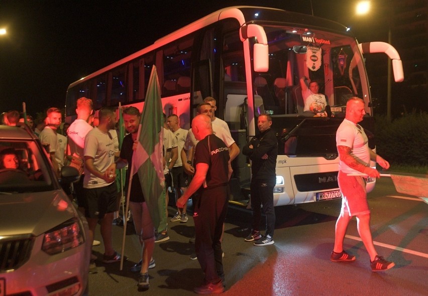 Kibice powitali piłkarzy Radomiaka wracających z meczu z Wartą. Podziękowali im za walkę i cały sezon. Zobacz zdjęcia