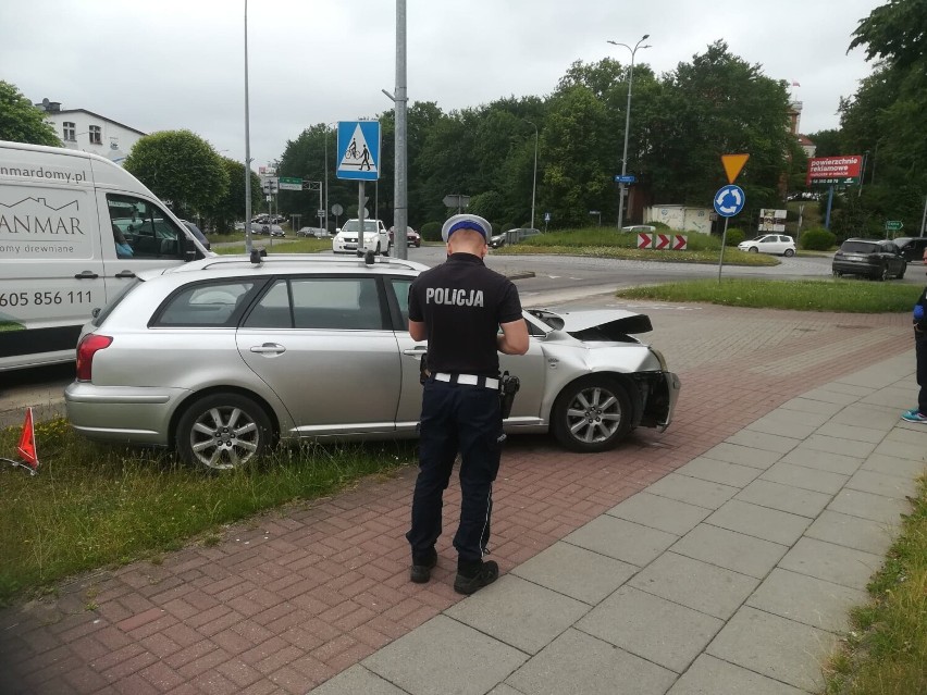 Kościerzyna. Wypadek na rondzie Solidarności [28.06.2022 r.] Dwie osoby trafiły do szpitala [ZDJECIA]