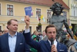 Krzysztof Bosak spotkał się pod pomnikiem Bachusa z mieszkańcami miasta. Krytykował media, lewicę i poprawność polityczną