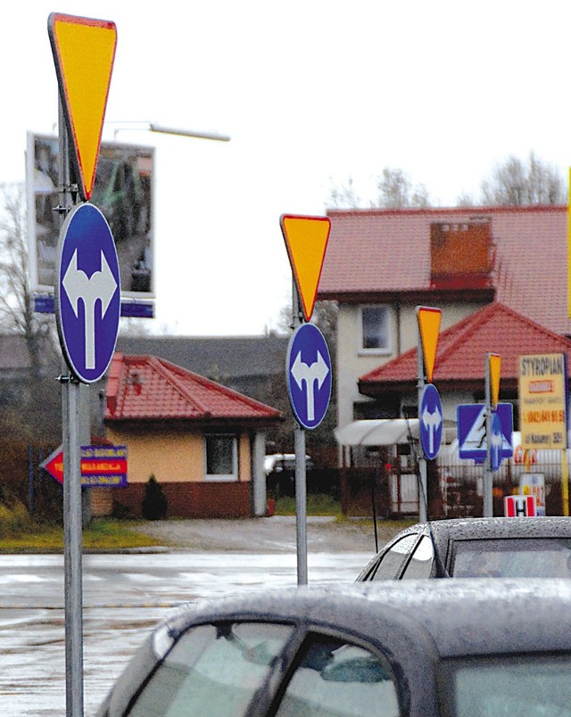 Na parkingu Carrefoura przy ul. Kolumny pojawiło się mnóstwo znaków drogowych.