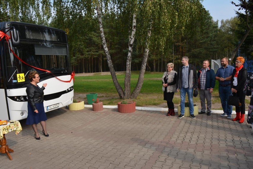 Nowy autobus dla Szkoły Podstawowej w Dąbkach [ZDJĘCIA]