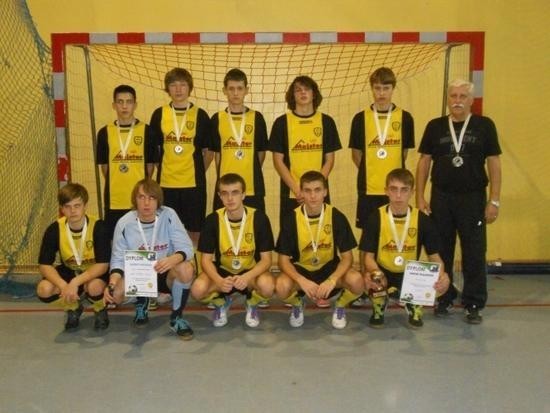 Juniorom młodszym MKS Trzebinia Siersza nie udało się zdobyć na własność pucharu turnieju futbolu halowego w Zabierzowie.
