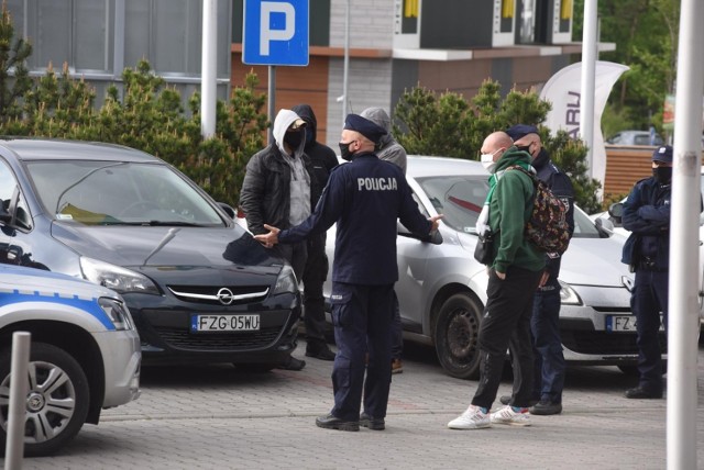 Rząd luzuje obostrzenia. Maseczki w miejscahc publicznych w pomieszczeniach jednak zostają.