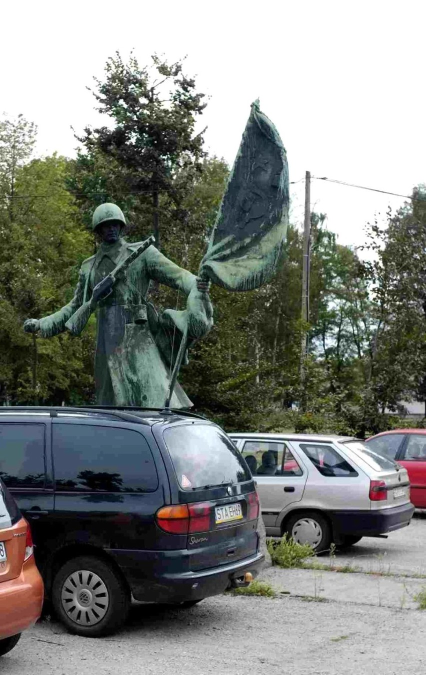 Radziecki żołnierz już nie walczy, teraz pilnuje parkingu