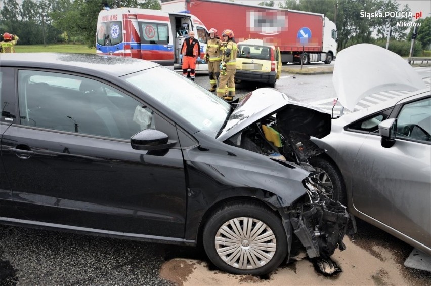 Wypadek w Mikołowie. Zderzyły się trzy samochody. Kierująca fiatem nie ustąpiła pierwszeństwa. Cztery osoby trafiły do szpitala