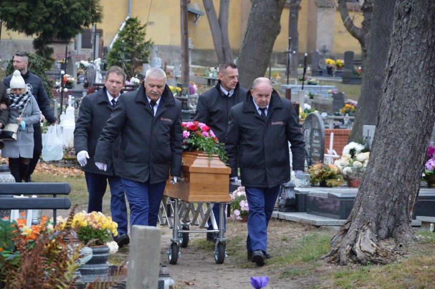 Anna Wołoszyn spoczęła na cmentarzu "Na górce" w Żaganiu. Społeczniczkę pożegnały tłumy przyjaciół i znajomych