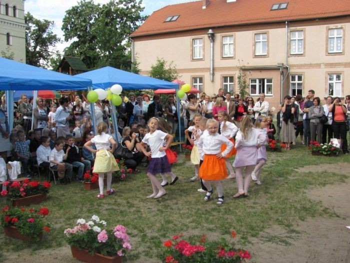 Starszaki z przedszkola 'Słoneczne&quot; pożegnały przedszkole