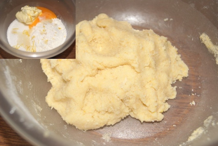 Ugnieść ciasto z mąki , masła , żółtka, cukru, szczypty soli...