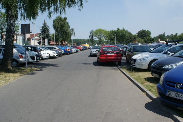 W sezonie letnim nad Pogorią III zajęty jest każdy kawałek ziemi, na którym można zostawić samochód