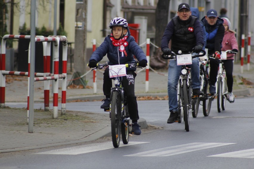 Kilkuset rowerzystów wzięło udział w rajdzie rowerowym, który odbył się w Zaniemyślu. Jechali dla Niepodległej