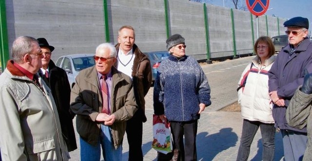 Mieszkańcy osiedla   twierdzą, że  po zainstalowaniu betonowych ekranów czują się jak w getcie