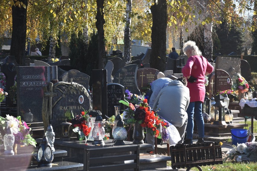 Na cmentarzu komunalnym w Żorach, mieszkańcy zajmowali się...