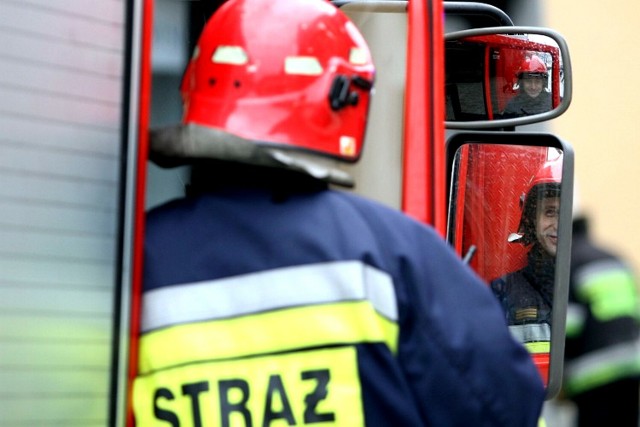 Strażacy musieli sforsować drzwi w Wilkowicach, by dostać się do dwójki małych dzieci