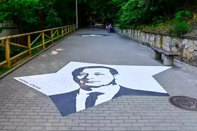 23.07.2020 Sopot. Ooficjalnie odsłonięcie Stars’n’roll. Murale na drodze do Opery Leśnej