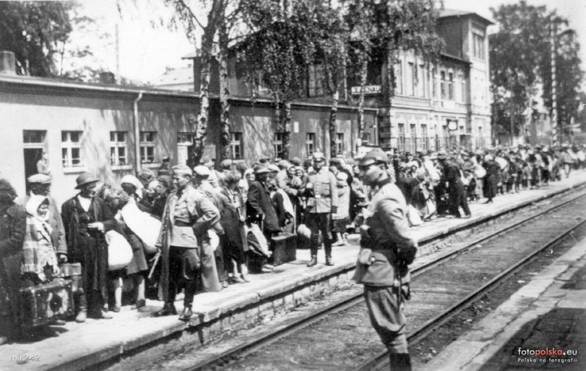 Olkuscy Żydzi na peronie kolejowym w Olkuszu